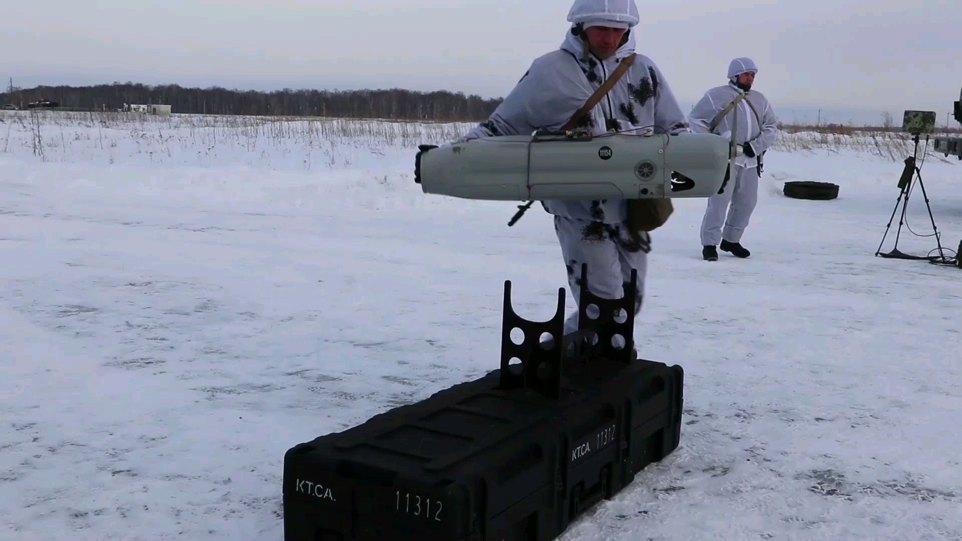 在库兹巴斯中央军事区的炮兵演习中,无人机«Орлан-10»的计算工作